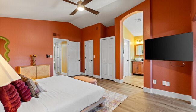 Building Photo - 2431 E Laurel St