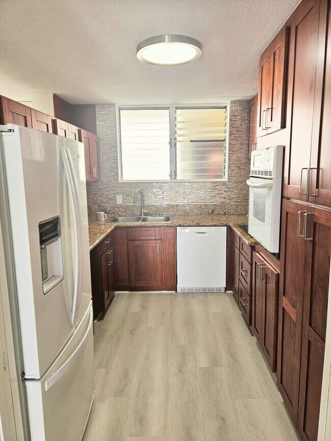 Building Photo - Stunning Newly Renovated 2BR/2BA Condo in Waikiki with Ocean & Mountain Views