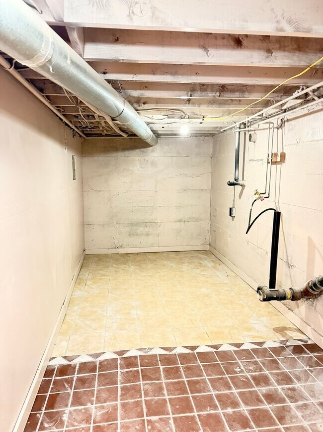 Building Photo - Cute House - 3Bed 1Bath - ONE Block from CMU!!!