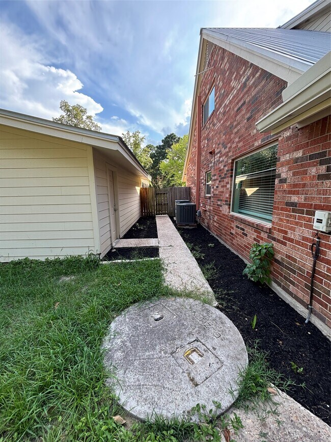 Building Photo - 8049 Forest Hills Dr