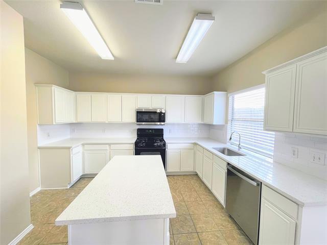 Building Photo - 9209 Warren Dr