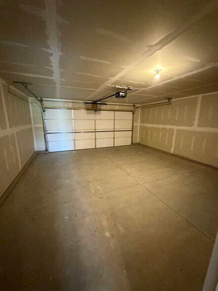 Building Photo - 17021 Persimmon Ln