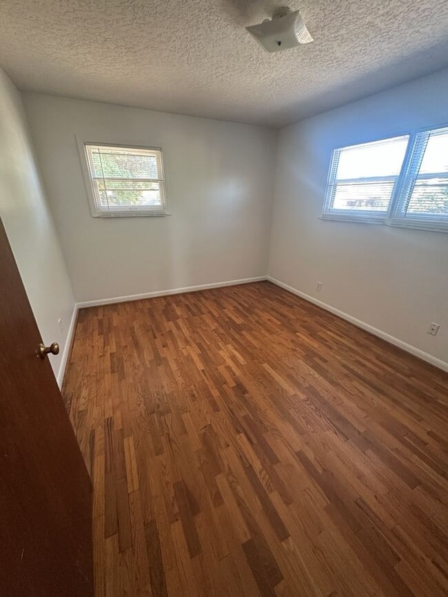 Building Photo - Quaint Three Bedroom Home in Vancouver!