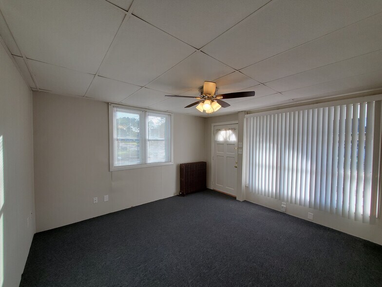 Building Photo - 396 W Clements Bridge Rd