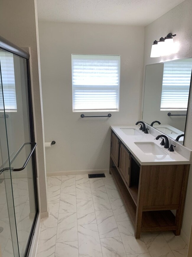 Building Photo - 807 Fairgrounds Rd