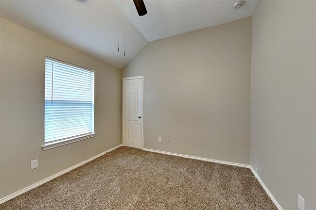 Building Photo - 26953 Kings Crescent Dr