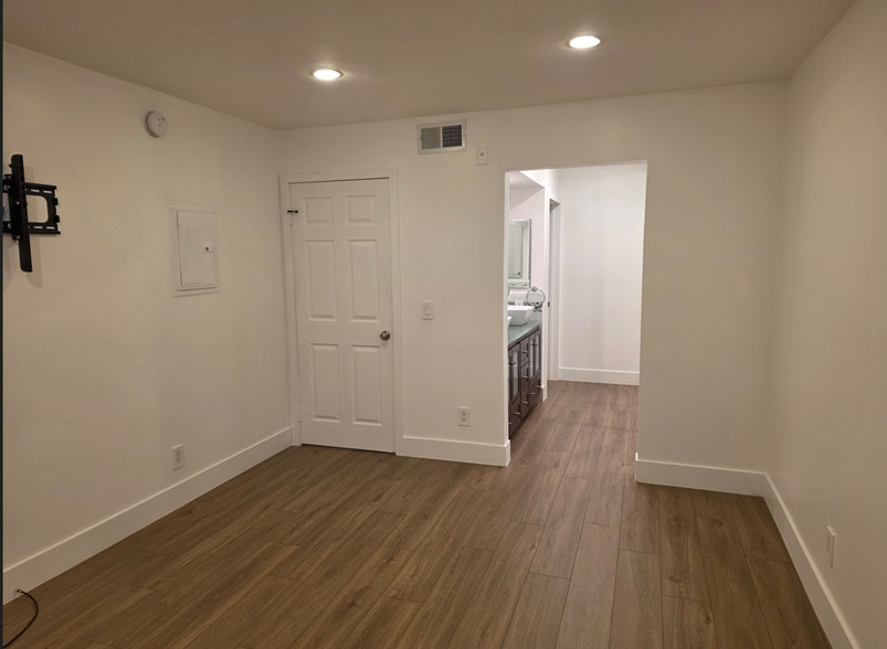 Building Photo - 21500 Burbank Blvd