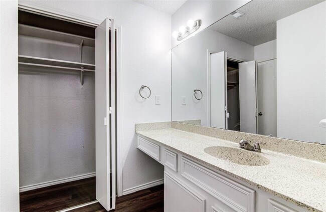 Building Photo - 13001 Campos Dr