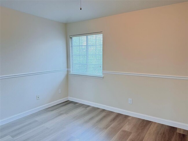 Building Photo - 26430 Richwood Oaks Dr