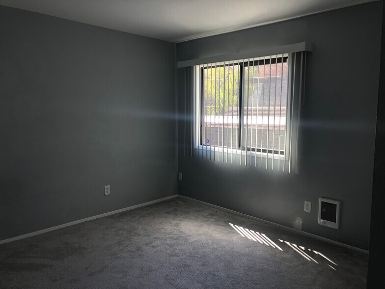 Building Photo - 600 SW Crestview St