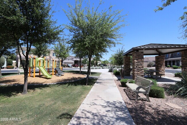 Building Photo - 852 E Rawhide Ct