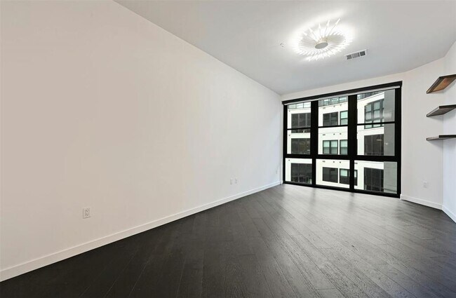 Building Photo - 800 Embassy Dr