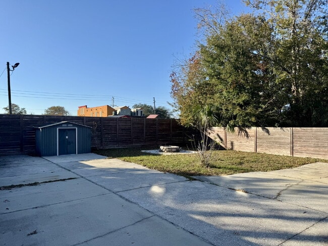 Building Photo - FRESHLY PAINTED 4 bedroom home in Lynn Haven!