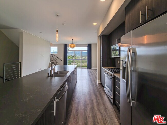 Building Photo - 2753 Waverly Dr
