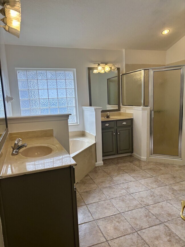 Building Photo - 1045 Drakefeather Dr