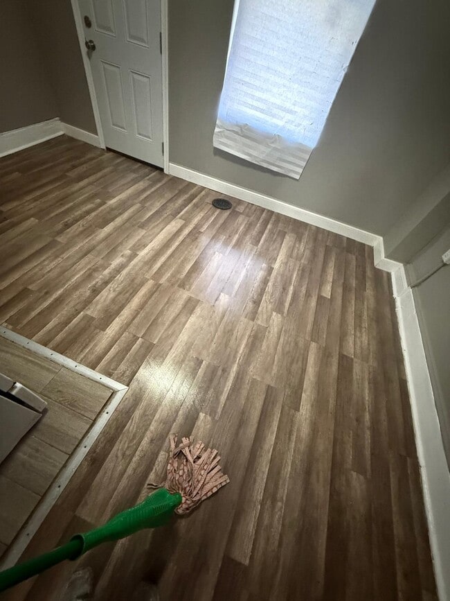 Building Photo - 660 N Yewdall St