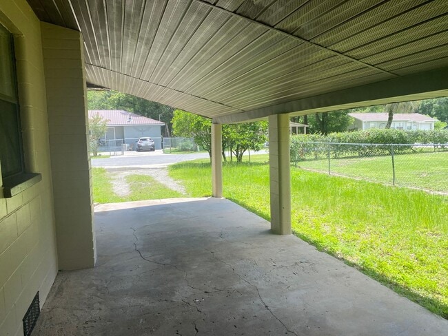 Building Photo - 2/1 House In Belleview!