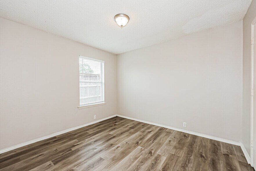Building Photo - 322 Oakhurst Dr
