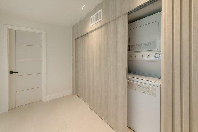 Building Photo - 4919 SW 28th Ave