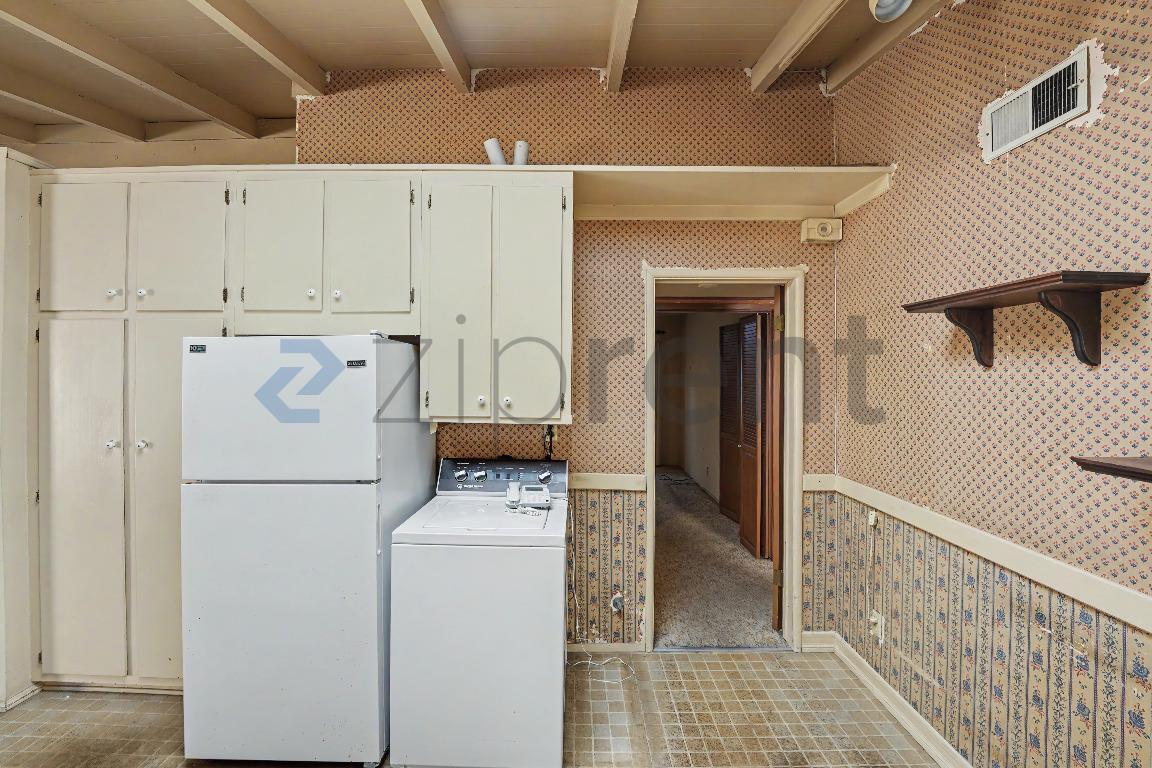 Building Photo - Unit