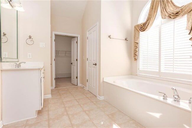 Building Photo - 3206 Windsor Lake Dr NE