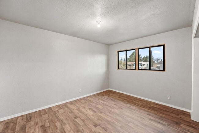 Building Photo - 1401 E 18th St