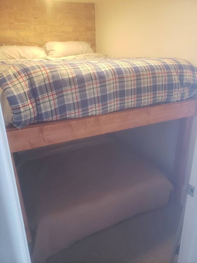 Building Photo - 1541 N Milwaukee Ave