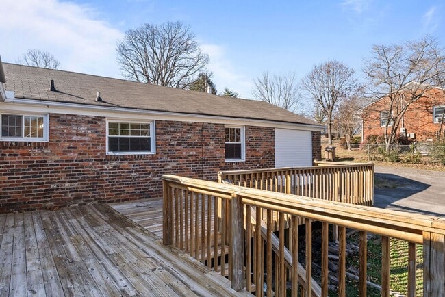 Building Photo - Updated 3bd/2bth home with Remodeled Master Suite & Prime Location!