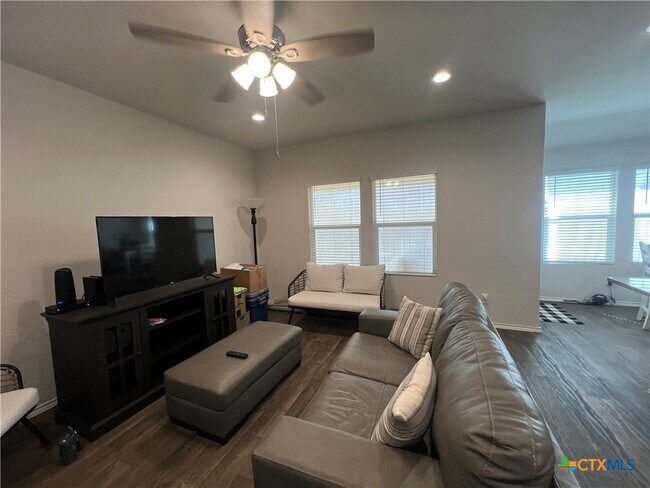 Building Photo - 809 Margay Lp
