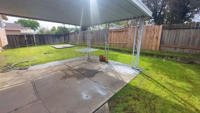 Building Photo - Spacious 4 bedroom, 3 bath home Tri-level in the Scottsdale East Area between Florin Rd and Gerbe...