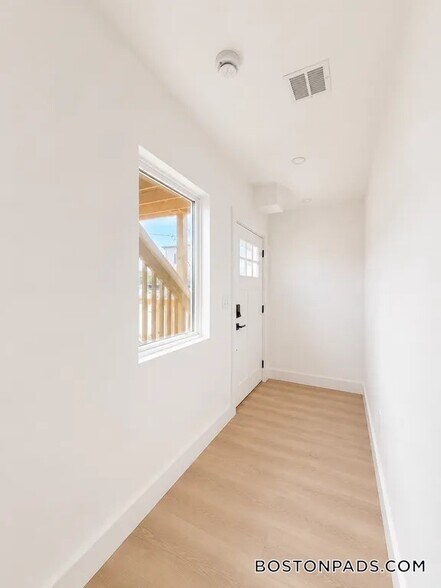 Building Photo - 275 Shrewsbury St
