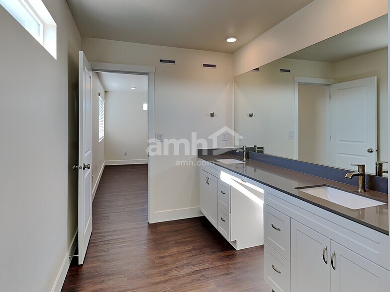 Building Photo - 1349 Marysville Ave