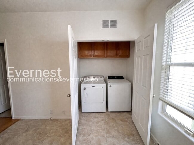 Building Photo - 2 Bed/2.5 Bath Townhome with Modern Amenities / Available Now!