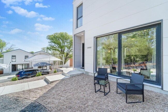 Building Photo - 1409 E M. Franklin Ave