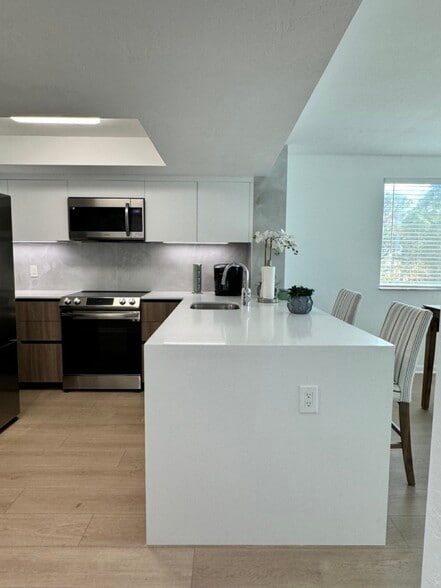 Kitchen - 270 Naples Cove Dr