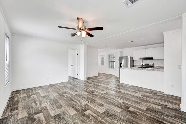Building Photo - 2563 Skyview St