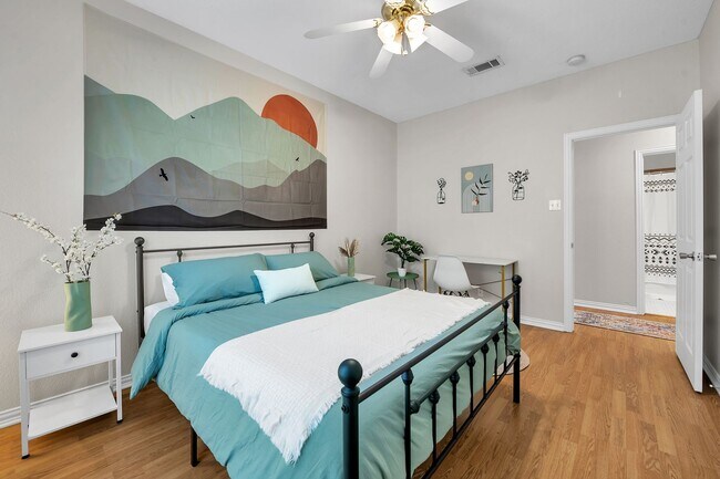 Building Photo - 1425 E James St