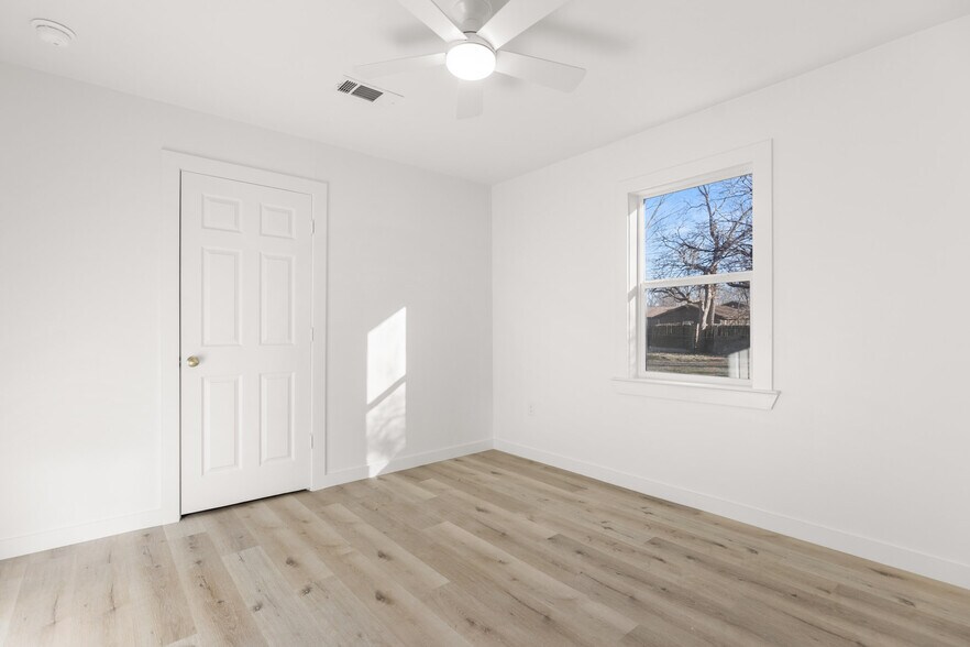 Building Photo - 122 Brewster St