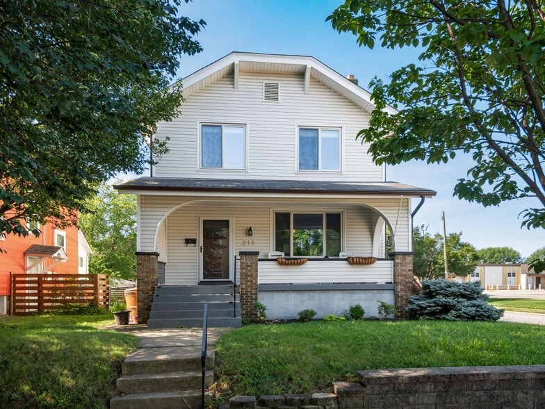 Primary Photo - 211 E Jenkins Ave