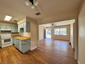 Building Photo - 446 SW Theresa Ct