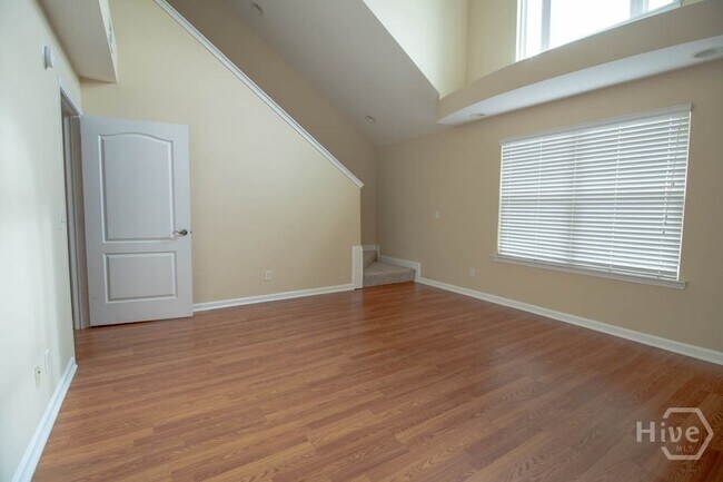 Building Photo - 127 Ventura Pl