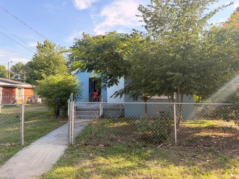 Building Photo - 605 Dexter St