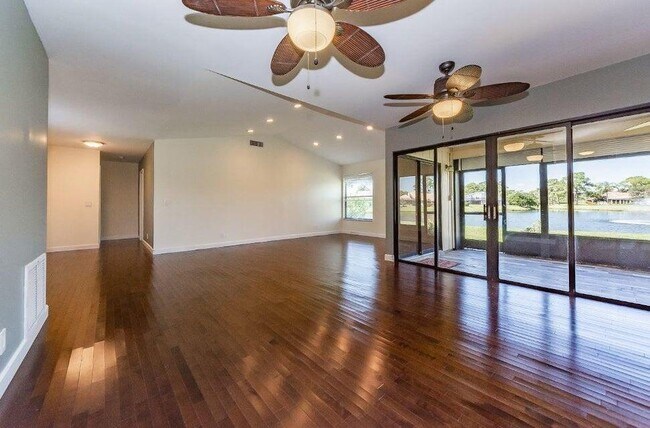 Building Photo - 13335 Cross Pointe Dr
