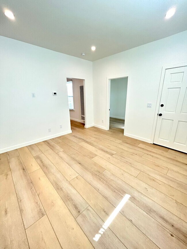 Building Photo - 3 Bed/1 Bath - Downtown Santa Barbara