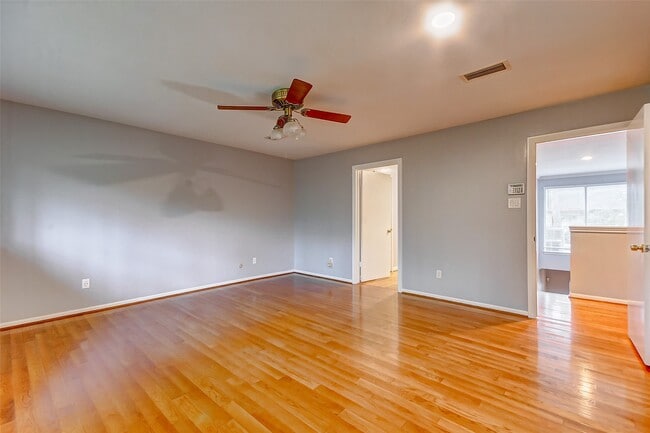 Building Photo - 201 Vanderpool Ln