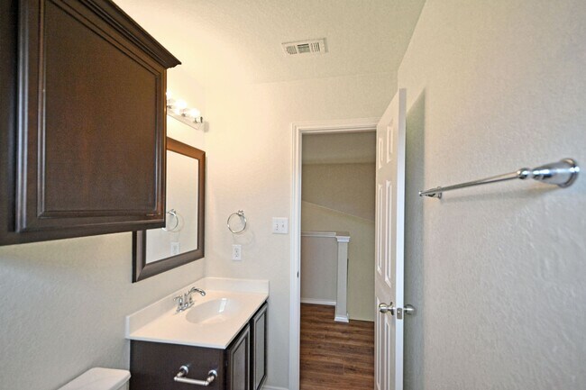 Building Photo - 2121 Sinclair Dr