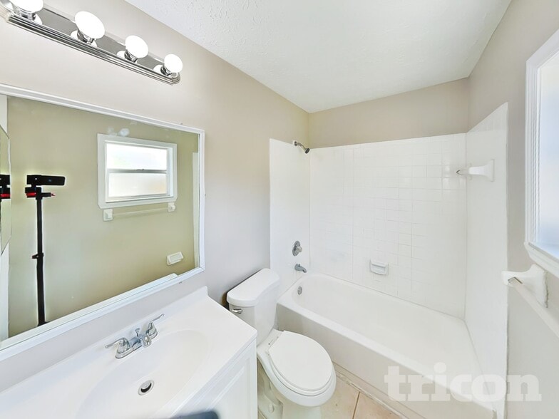 Building Photo - 2704 Mnr Hl Dr