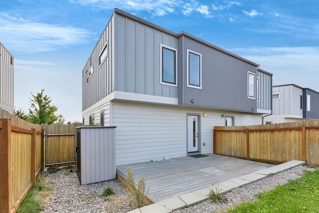 Building Photo - 3 Bed 2.5 Bath Townhome With Garage | $2,6...