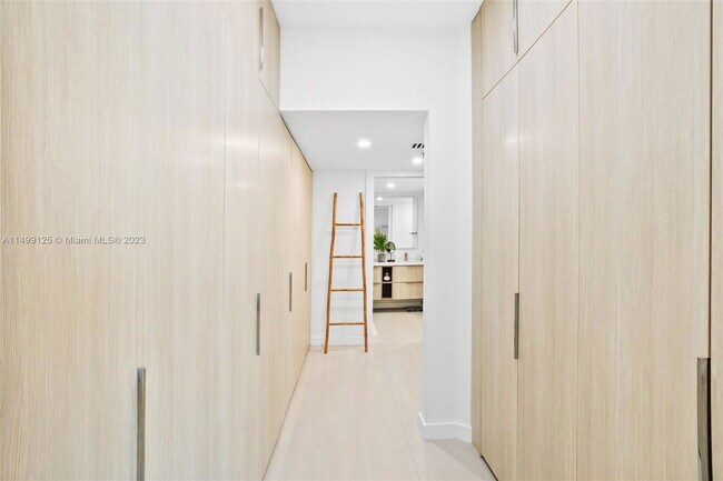 Building Photo - 520 Brickell Key Dr