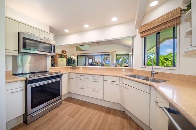 Building Photo - Furnished Masters Townhouse, Upgraded, Rare End Unit, 1 bedroom + loft with Ocean View